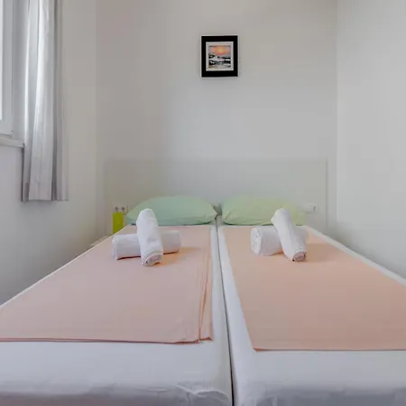 With Shared Pool Guest house Podstrana