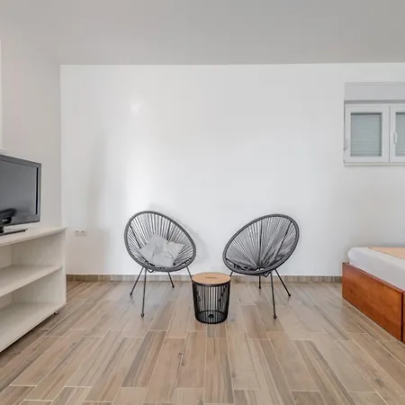 Guest house With Shared Pool Podstrana