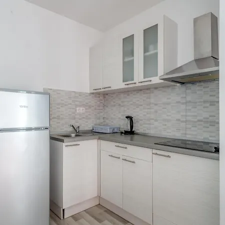 Gasthuis With Shared Pool Podstrana