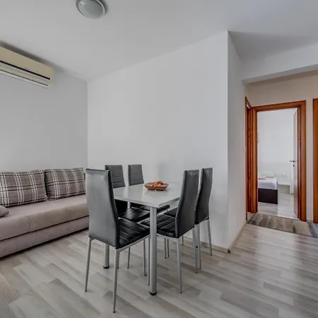 With Shared Pool Guest house Podstrana