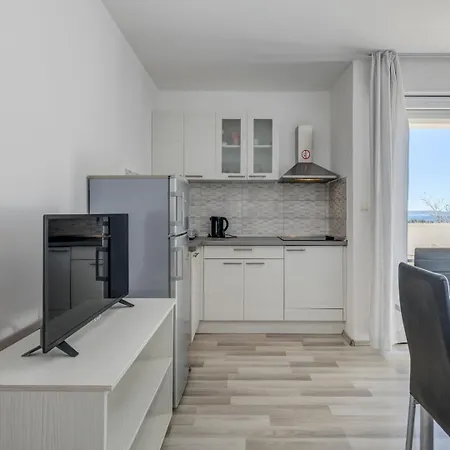 Guest house With Shared Pool Podstrana