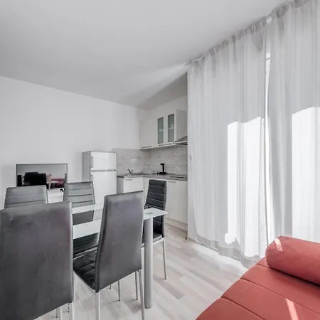 Gasthuis With Shared Pool