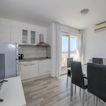 With Shared Pool Guest house Podstrana