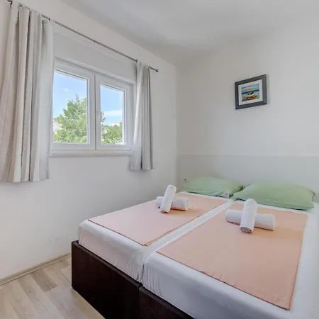 Guest house With Shared Pool Podstrana