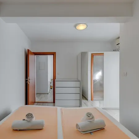 Gasthuis With Shared Pool Podstrana