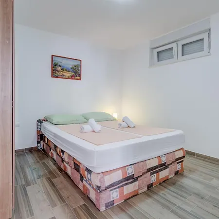 Gasthuis With Shared Pool