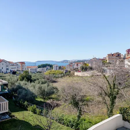 Gasthuis With Shared Pool Podstrana