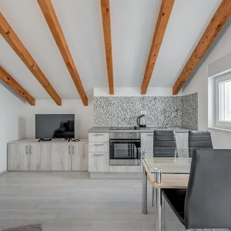 Guest house With Shared Pool Podstrana