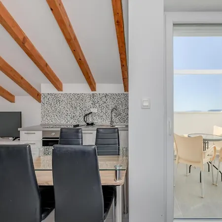 Guest house With Shared Pool Podstrana