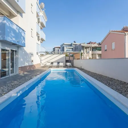 Guest house With Shared Pool