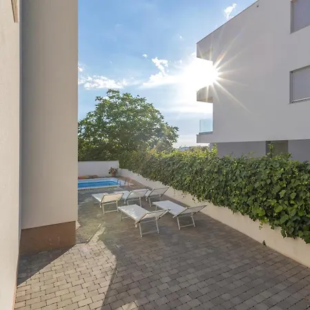 Guest house With Shared Pool