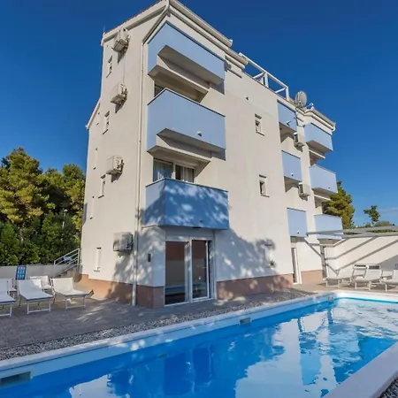 With Shared Pool Guest house Podstrana