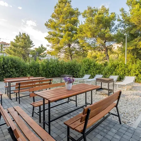 With Shared Pool Guest house Podstrana