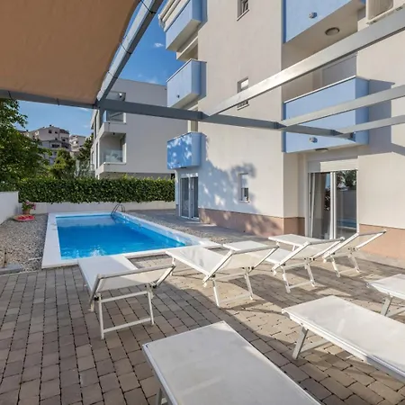 بيت ضيافة With Shared Pool 4*