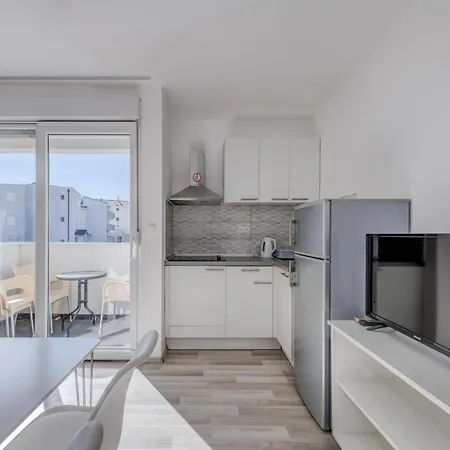 With Shared Pool بيت ضيافة 4*