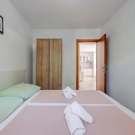 With Shared Pool Konukevi Podstrana