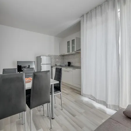 With Shared Pool Konukevi Podstrana