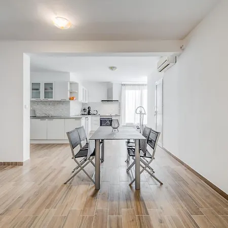 Konukevi With Shared Pool Podstrana