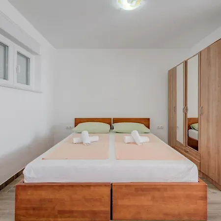 With Shared Pool Konukevi Podstrana