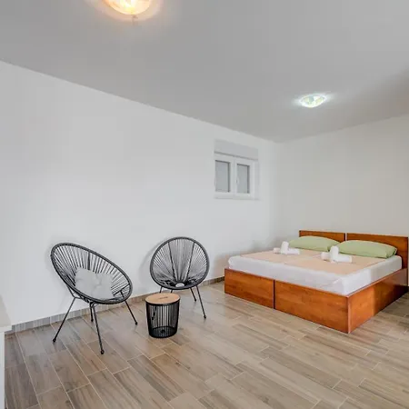 With Shared Pool بودْسْتغانا