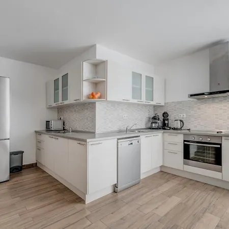 Konukevi With Shared Pool Podstrana