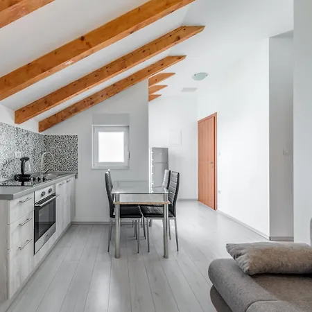 بيت ضيافة With Shared Pool 4*