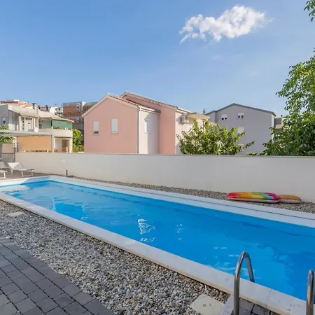 With Shared Pool Gasthuis *